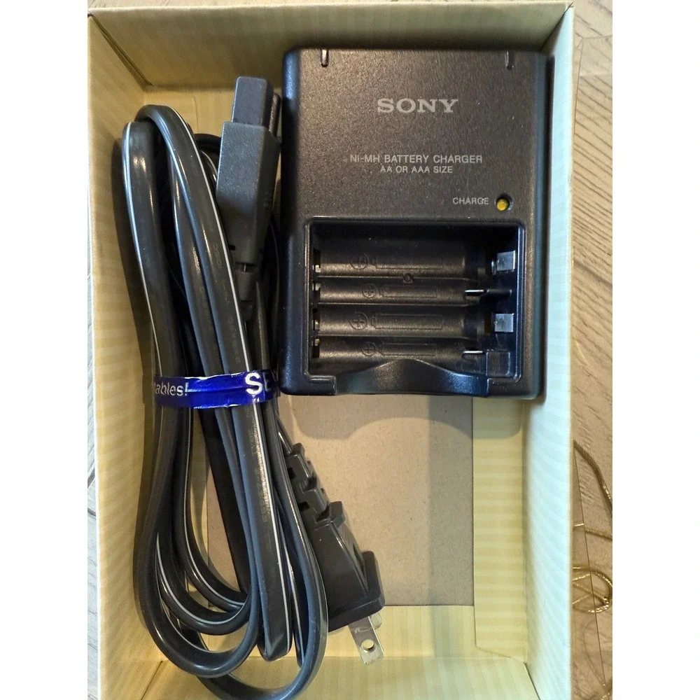 Sony Ni-MH Battery Charger BC-CS2A Charges AA or AAA